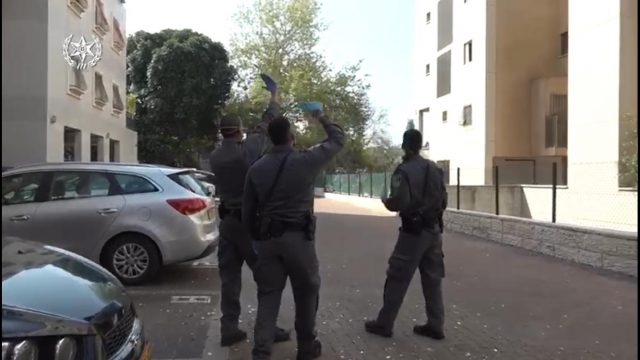 אחד מהביקורים שערכו השוטרים למבודדים וחולי הקורונה (דוברות המשטרה)