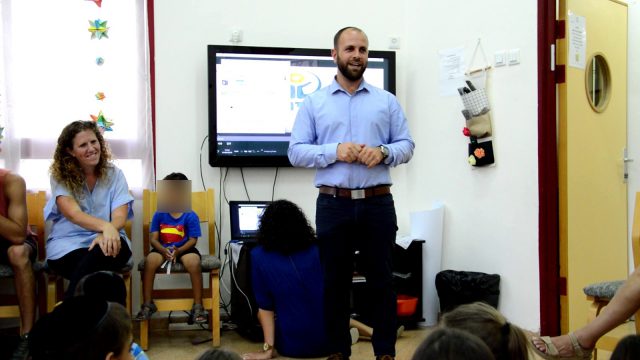 עו"ד יזהר נבון – מנכ"ל קרן מאירים עם עו"ס עדי נבו – רכזת תכנית יוצאות לאור.