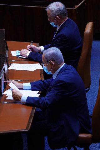 יום אחרי הקלות המס: נדחה חוק דמי אבטלה לעמצאיים