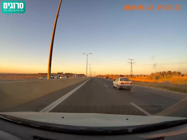 התקהלות משני צידי הכביש