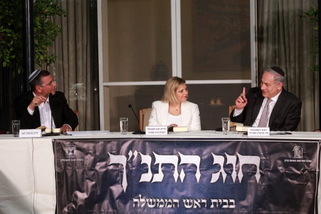 הרב בני לאו ובני הזוג נתניהו בשנת 2012 (ארכיון, מארק ישראל סאלם/פלאש90)