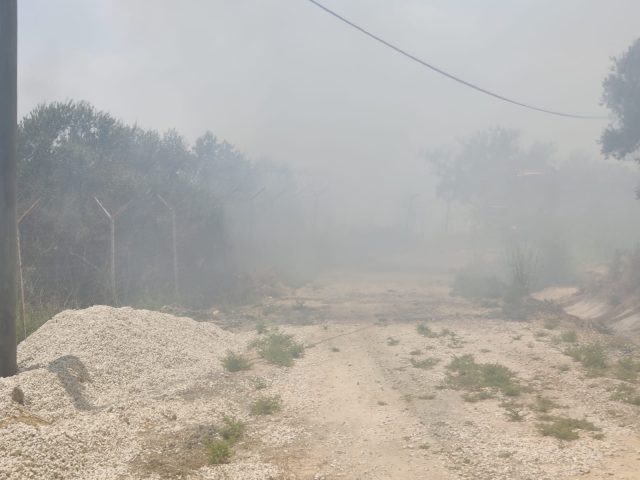 שריפה שהציתו פלסטינים מסכנת את הישוב חרמש