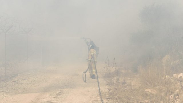 שריפה שהציתו פלסטינים מסכנת את הישוב חרמש