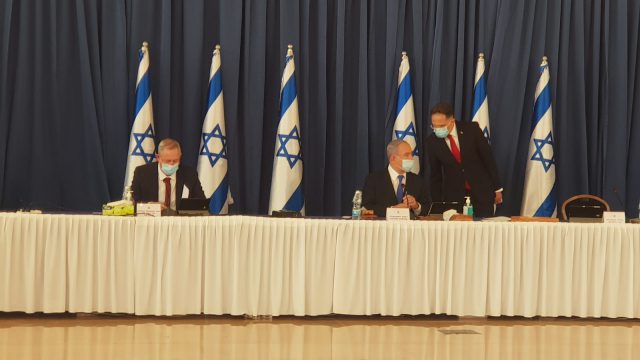 ישיבת הממשלה. עטרה גרמן, סרוגים