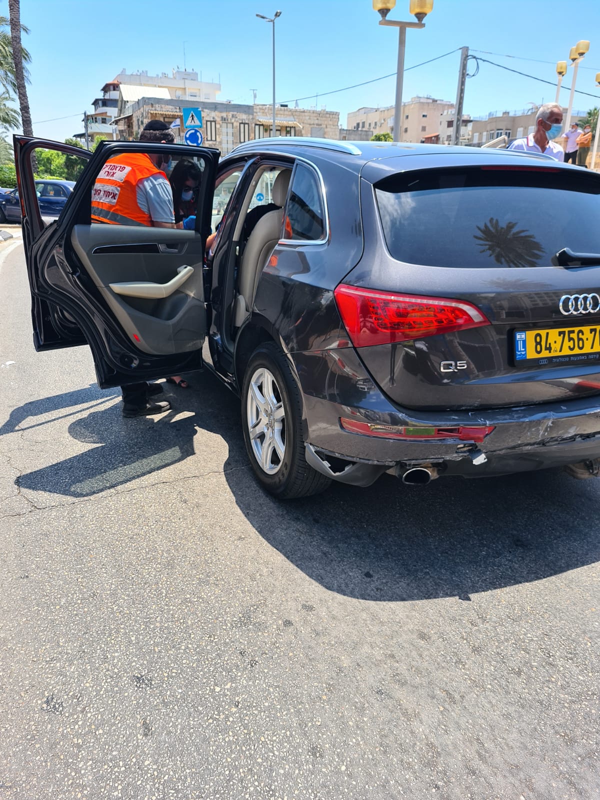 תאונת דרכים בעכו: רכב התנגש בעמוד, 6 פצועים