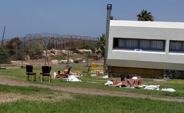 חיילות משתזפות בבגדי ים במתקן ההחלמה באשקלון