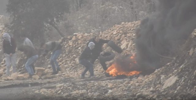 פולק משליך צמיגים לאש (עד כאן)