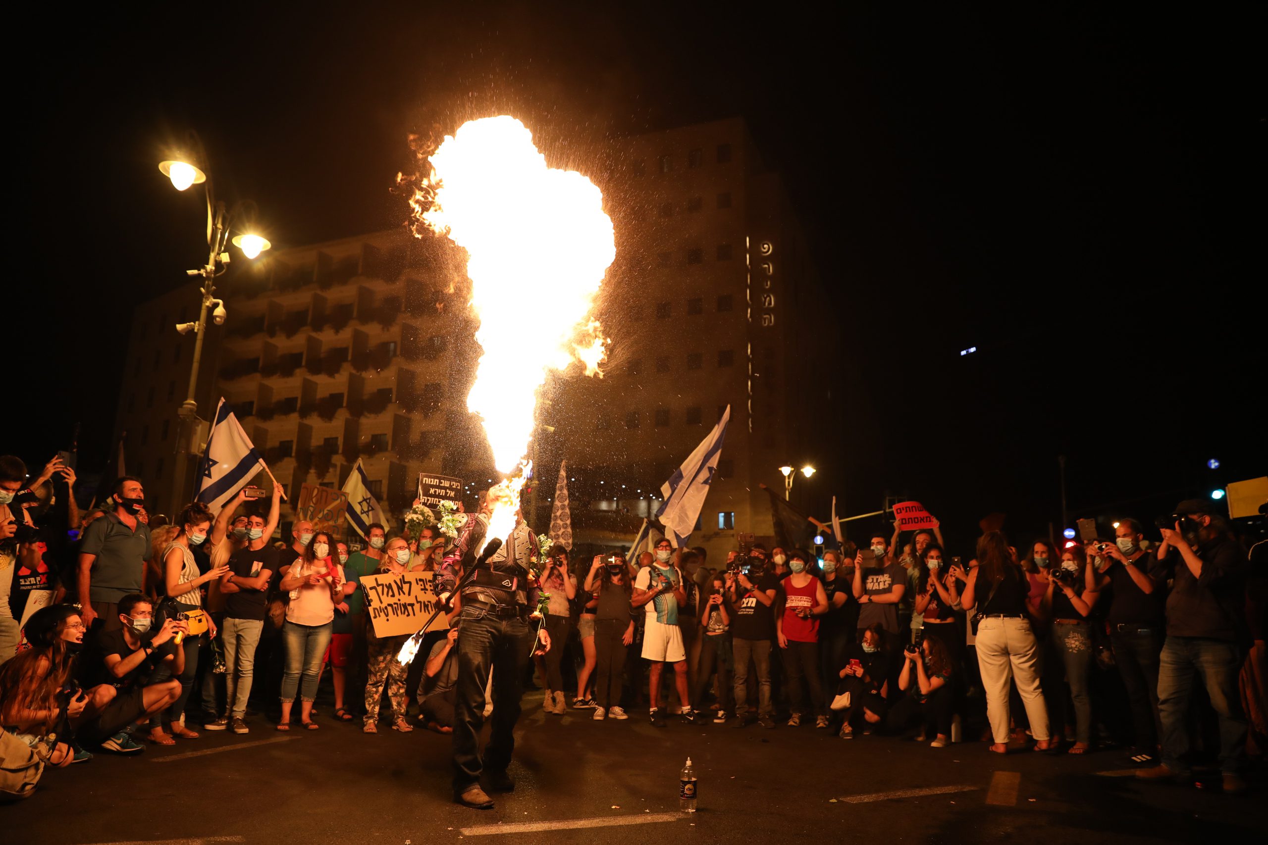 צפו: הפגנת הימין והשמאל מול מעון ראש הממשלה
