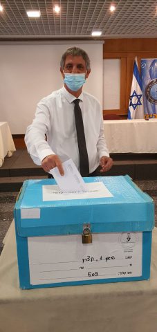 ראש הלשכה, אבי חימי, מצביע בבחירות, היום (לשכת עורכי הדין)