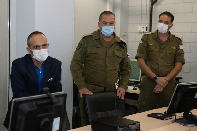 פרופסור רוני גמזו בסיור בפיקוד העורץ
