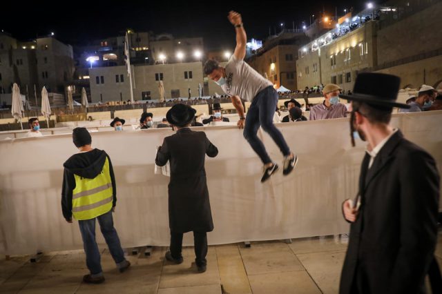 תיעוד: עשרות פרצו את המחסומים בכותל המערבי