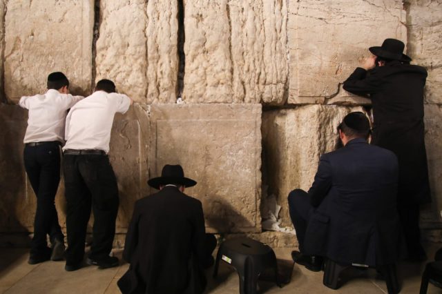תיעוד: עשרות פרצו את המחסומים בכותל המערבי