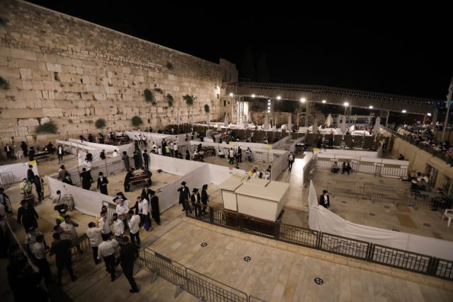 תיעוד: עשרות פרצו את המחסומים בכותל המערבי