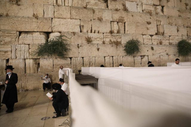 תיעוד: עשרות פרצו את המחסומים בכותל המערבי