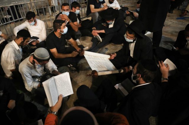 תיעוד: עשרות פרצו את המחסומים בכותל המערבי