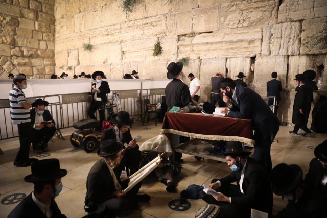 תיעוד: עשרות פרצו את המחסומים בכותל המערבי