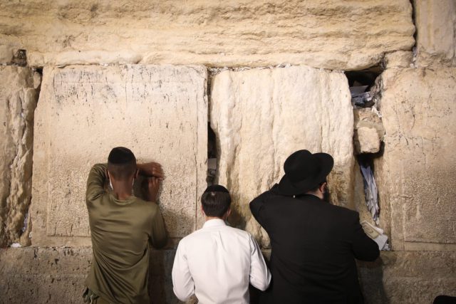 תיעוד: עשרות פרצו את המחסומים בכותל המערבי