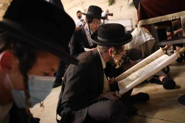 תיעוד: עשרות פרצו את המחסומים בכותל המערבי