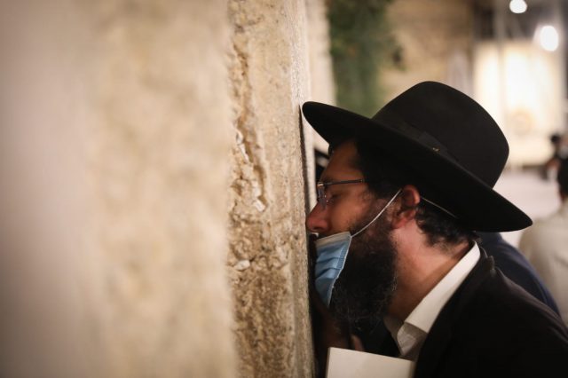 תיעוד: עשרות פרצו את המחסומים בכותל המערבי