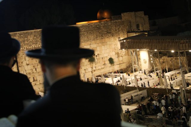 תיעוד: עשרות פרצו את המחסומים בכותל המערבי