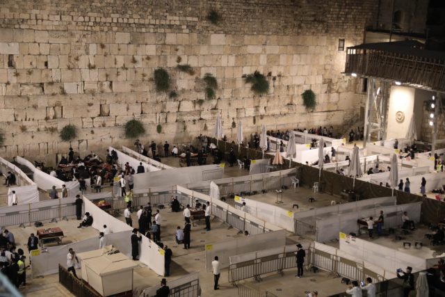 תיעוד: עשרות פרצו את המחסומים בכותל המערבי