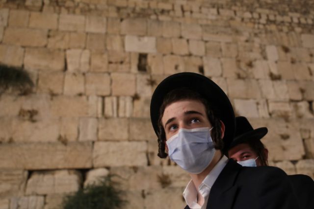 תיעוד: עשרות פרצו את המחסומים בכותל המערבי