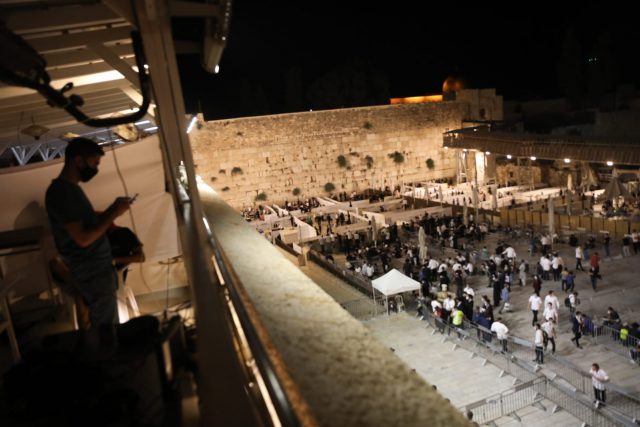 תיעוד: עשרות פרצו את המחסומים בכותל המערבי
