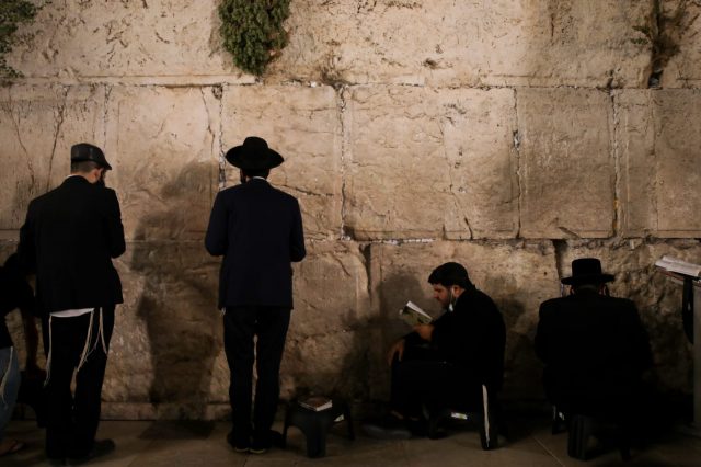 תיעוד: עשרות פרצו את המחסומים בכותל המערבי