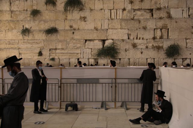 תיעוד: עשרות פרצו את המחסומים בכותל המערבי