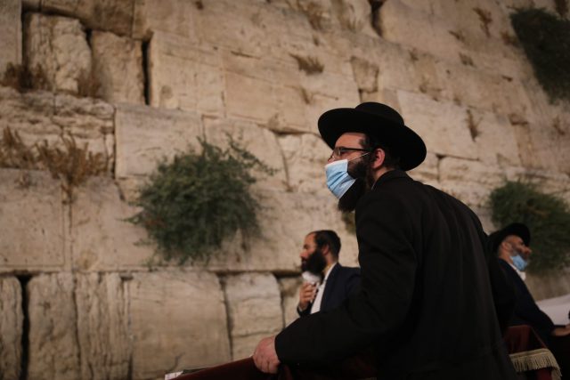 תיעוד: עשרות פרצו את המחסומים בכותל המערבי