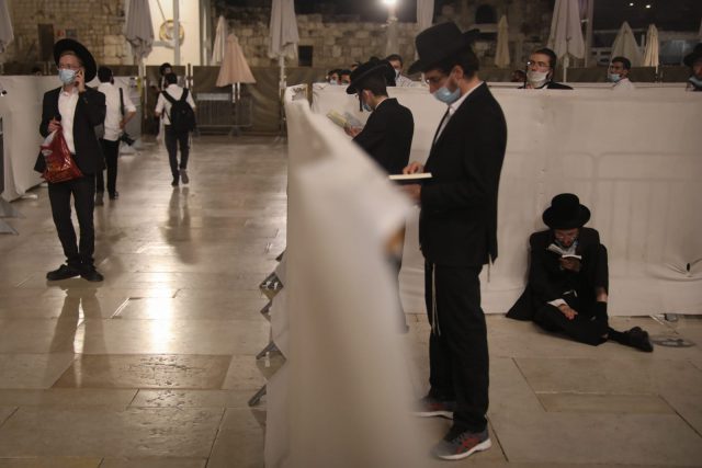 תיעוד: עשרות פרצו את המחסומים בכותל המערבי