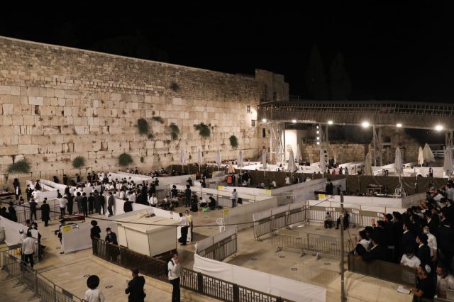 תיעוד: עשרות פרצו את המחסומים בכותל המערבי