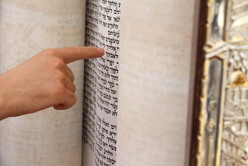 מה פירוש הציווי המוזר המופיע בפרשת עקב?