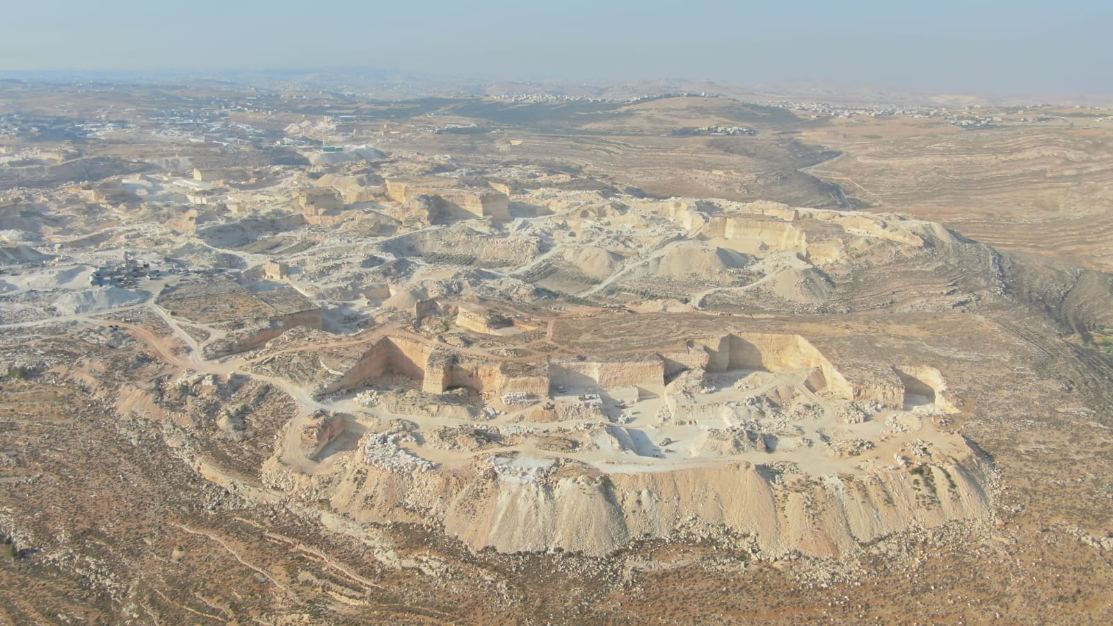 עתירה:הפלסטינים ממשיכים להשתלט על אדמות מדינה