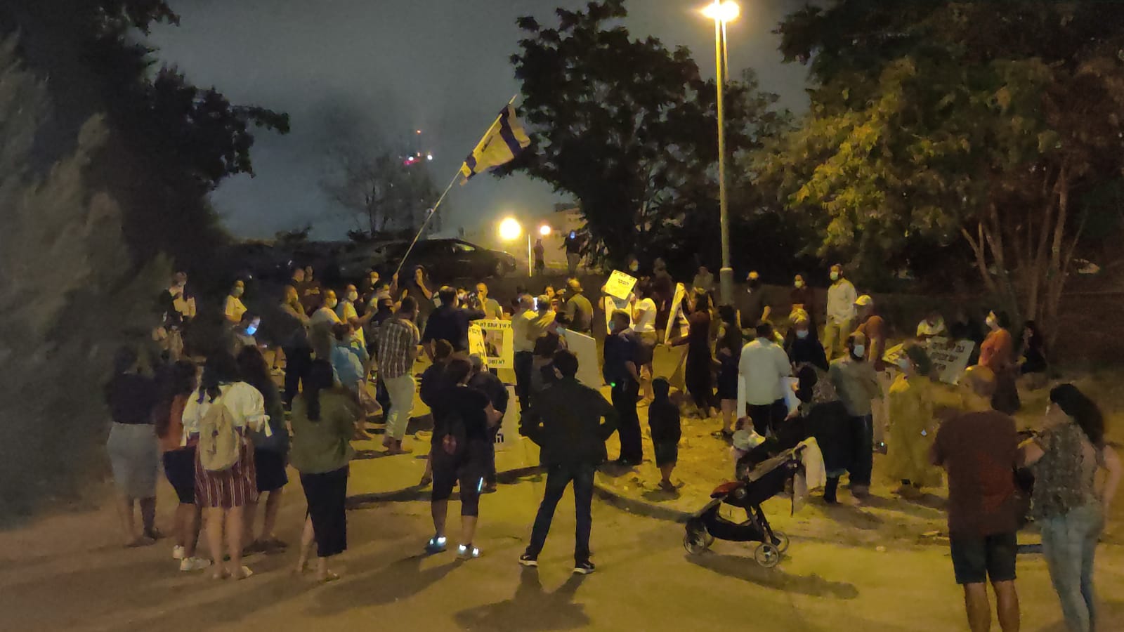 צפו: הפגנה נגד השופט מני מזוז,האבטחה סביבו תוגברה