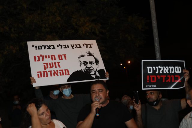 צפו: הפגנה נגד השופט מני מזוז,האבטחה סביבו תוגברה