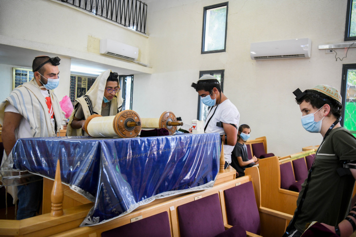 הממשלה תאשר: שינוי בהגבלות בבתי הכנסת