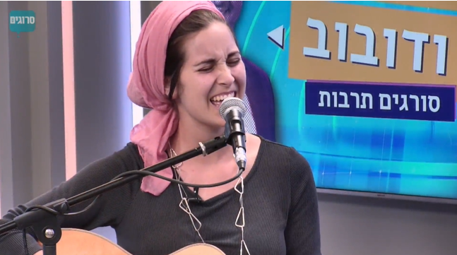 צפו: יונינה בביצוע מרגש ללהיט של עקיבא באולפן