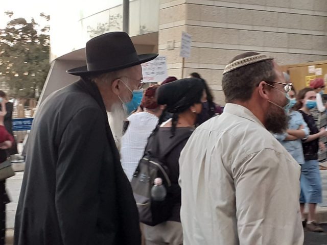הרב צבי טאו בהפגנה הערב