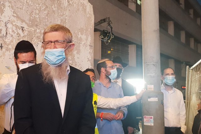 הרב צבי קוסטינר בהפגנה