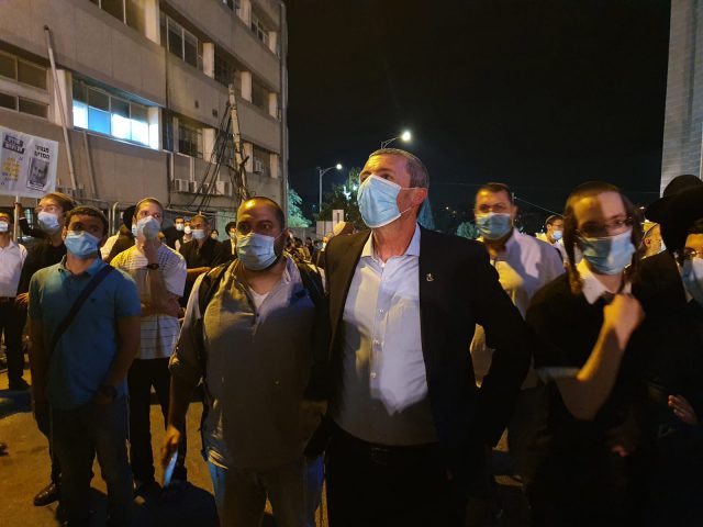השר רפי פרץ בהפגנה