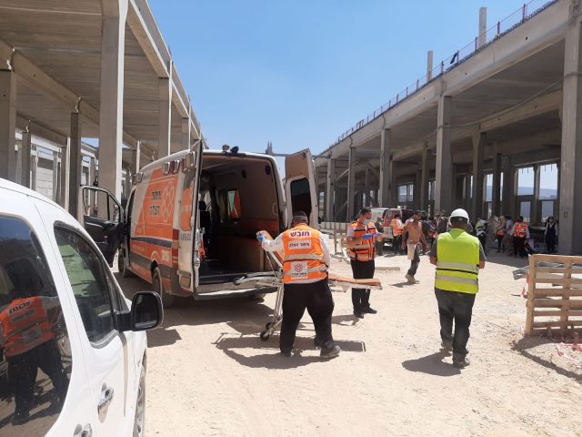 מבנה קרס בצרעה: חולצו 2 בני אדם במצב קשה