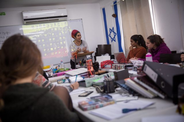 לימוד במדרשה אילוסטרציה, למצולמות אין קשר לנאמר בכתבה