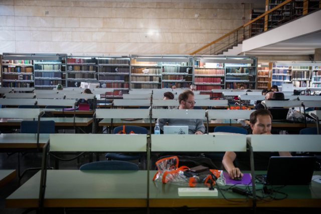 לומדים בספריה הלאומית
