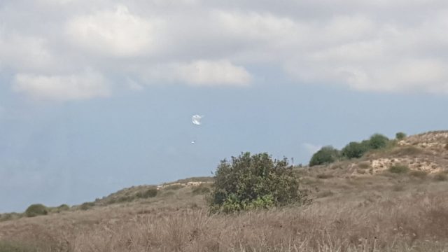 מרחף, נוחת ומצית שריפה: כך נראה בלון תבערה