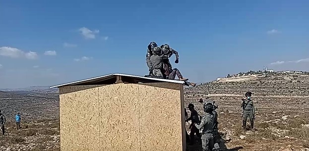 פינוי המאחז: אגרופים לפנים של נער הגבעות. תיעוד קשה