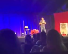 כששר התרבות חילי טרופר הגיע להופעה של אדיר מילר