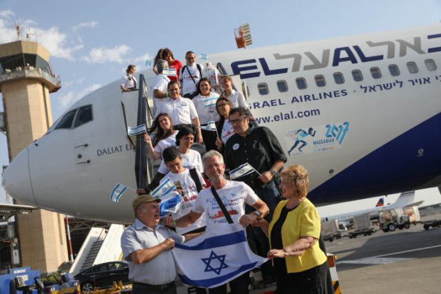 עולים עם שרת הקליטה שלעבר סופה לנדבר, למצולמים אין קשר לכתבה