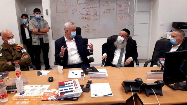 גנץ בבני ברק: "אי אפשר להתנהל בברדק, יחד ננצח"