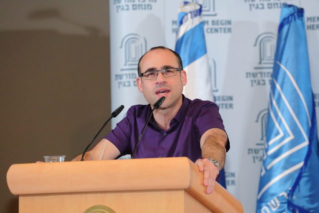 הבדיחה היא שספר שהכותרת שלו היא 'למה אין אלוהים', יגיע אלי. עמיחי ברהולץ